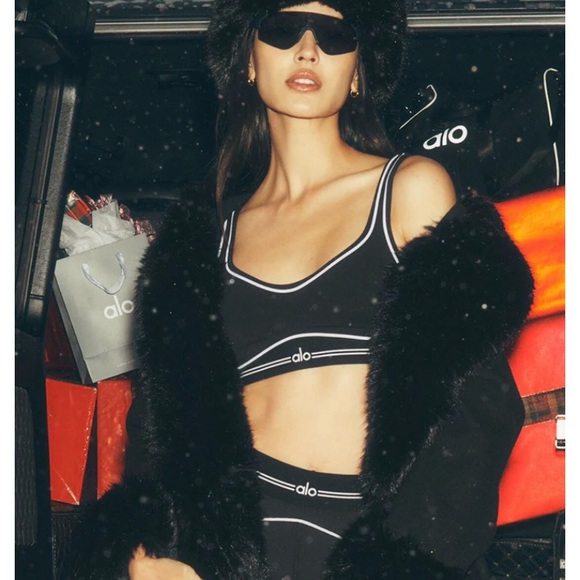 Alo yoga Women's Black Airbrush Hearthrob leggings and sports bra. Extra Small - Picture 4 of 4